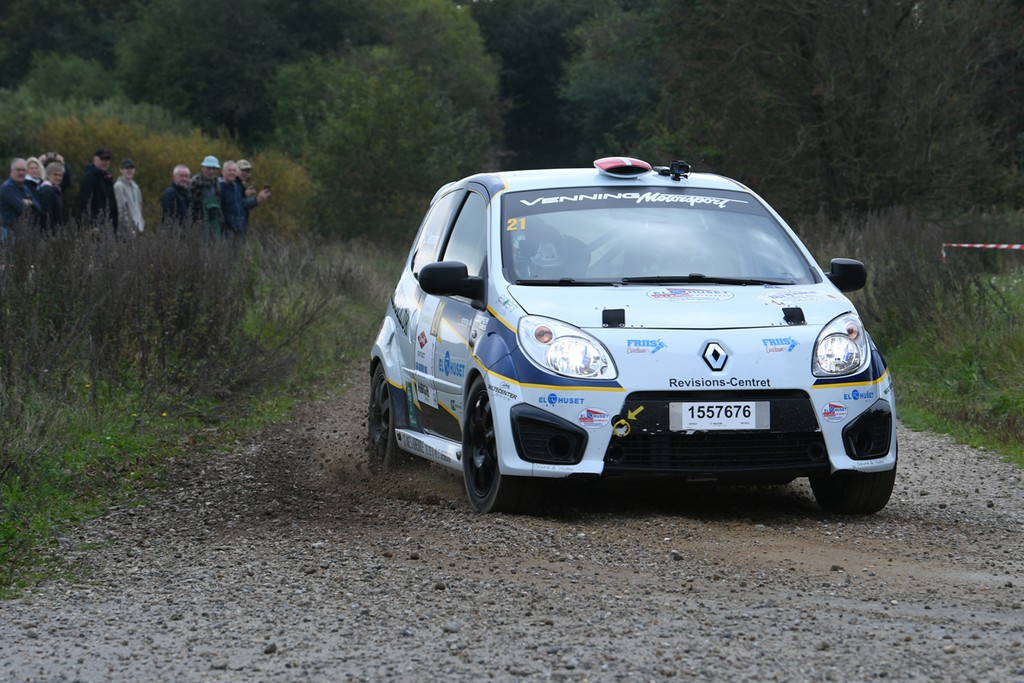 Casper Venning og Kristian Birk for fuld skrue på den første af finalerundens otte rallyprøver. Og de udnyttede alt, hvad der kunne køres på.
(Foto: specialpress@gmail.com)